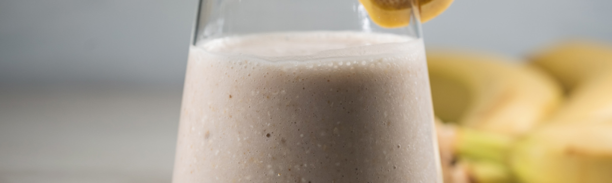 Oatmeal, banana and almond milk smoothie
