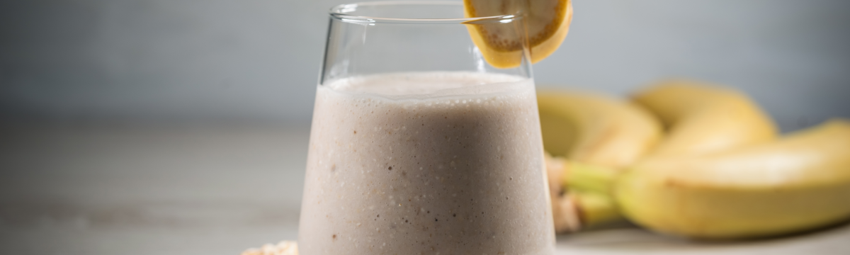 Smoothie with oats, banana and almond milk
