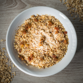 Walnut and raisins porridge